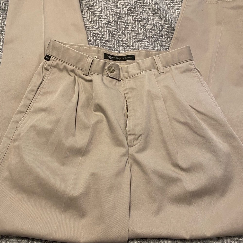 Pleaded khaki dockers